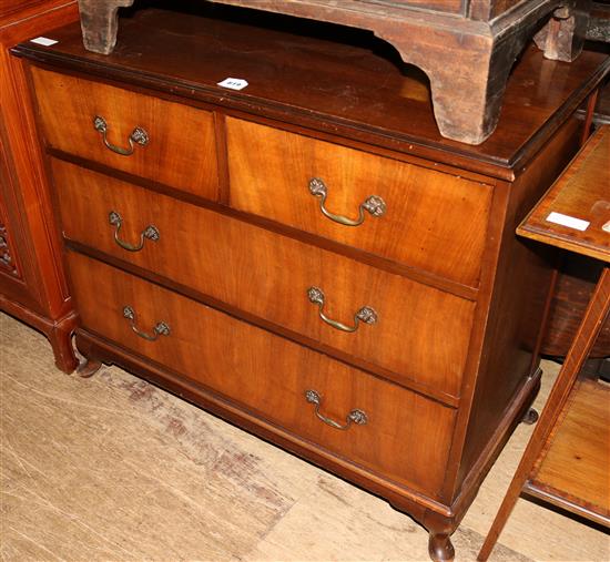 Walnut chest of drawers(-)